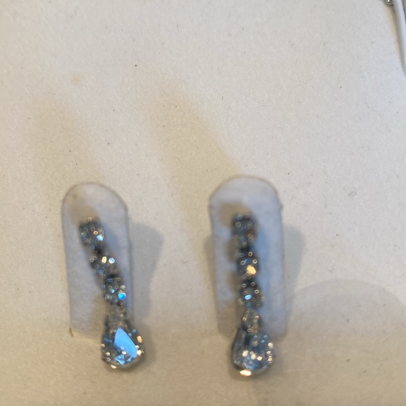 NIB Woman’s Jewelry Gift Set - Picture 4 of 6